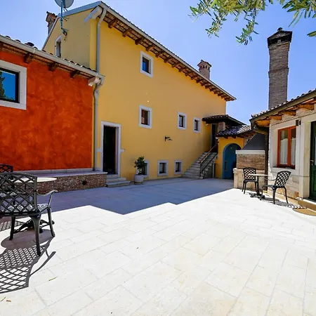Casa Degli Artisti 招待所 罗维尼